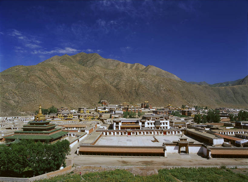 无人,寺庙,横图,俯视,彩色,室外,白天,旅游,度假,名胜古迹,山脉,标志建筑,地标,建筑,中国,亚洲,遗迹,图片,景观,文化遗产,建筑群,古典,辉煌,古迹,历史,文物,娱乐,建设,古建筑,享受,休闲,远景,旅游胜地,放松,人文,摄影,佛教,中国文化,金碧辉煌,古文明,东亚,甘肃,甘肃省,藏传佛教,夏河县,拉卜楞寺,中华人民共和国,西北地区,甘,甘南,甘南州,夏河,传统文化,bj174