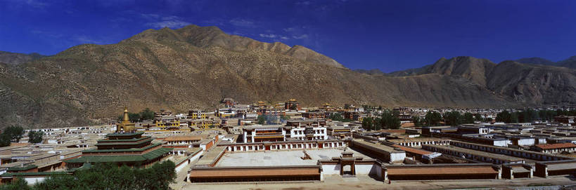 无人,寺庙,横图,俯视,彩色,室外,白天,旅游,度假,名胜古迹,山脉,标志建筑,地标,建筑,中国,亚洲,遗迹,图片,景观,文化遗产,建筑群,古典,辉煌,古迹,历史,文物,娱乐,建设,古建筑,享受,休闲,远景,旅游胜地,放松,人文,摄影,佛教,中国文化,金碧辉煌,古文明,东亚,甘肃,甘肃省,藏传佛教,夏河县,拉卜楞寺,中华人民共和国,西北地区,甘,甘南,甘南州,夏河,传统文化,bj174