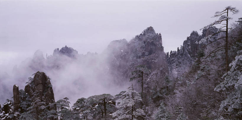 无人,横图,彩色,室外,白天,旅游,度假,黄山,美景,名胜古迹,山,雾,标志建筑,地标,建筑,松树,中国,亚洲,遗迹,图片,山峰,雪景,冬天,云雾,古迹,文物,娱乐,建设,古建筑,风景,自然,享受,休闲,旅游胜地,放松,摄影,地理,缭绕,风光,宁静,自然风光,古文明,东亚,安徽,安徽省,黄山市,中华人民共和国,华东地区,皖,仙境,险峻,bj174