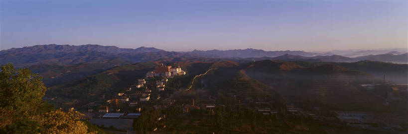 无人,横图,彩色,室外,白天,旅游,度假,美景,名胜古迹,山脉,树林,标志建筑,地标,建筑,中国,亚洲,遗迹,图片,景观,辉煌,古迹,历史,文物,娱乐,建设,古建筑,树木,天空,群山,享受,休闲,远景,旅游胜地,放松,人文,摄影,园林,古文明,东亚,中华人民共和国,华北地区,河北,河北省,冀,承德,承德市,外八庙,须弥福寿之庙,bj174