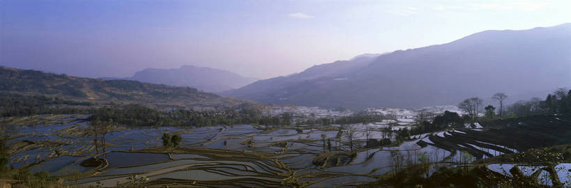 无人,农田,横图,彩色,室外,白天,旅游,度假,庄稼,梯田,农作物,光晕,美景,名胜古迹,山脉,田园,标志建筑,地标,建筑,中国,亚洲,遗迹,图片,稻田,景观,云层,古迹,文物,娱乐,建设,古建筑,云南,天空,自然,享受,休闲,旅游胜地,景色,放松,摄影,宁静,空旷,自然风光,古文明,东亚,元阳,云南省,中华人民共和国,西南地区,滇,红河,红河州,红河哈尼族彝族自治州,哀牢山,元阳梯田,元阳县,耕地,庄稼田,元阳哈尼族梯田,bj174