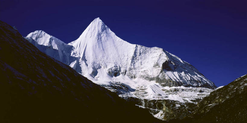 无人,横图,彩色,室外,白天,旅游,度假,美景,名胜古迹,山,山脉,标志建筑,地标,建筑,中国,亚洲,遗迹,图片,山峰,古迹,文物,娱乐,建设,古建筑,风景,蓝天,天空,自然,享受,休闲,旅游胜地,放松,摄影,地理,四川省,风光,宁静,雪峰,自然风光,古文明,东亚,纯净,四川,稻城,亚丁,青海,青海省,甘孜藏族自治州,央迈勇,神山天葬台,中华人民共和国,西南地区,川,甘孜,甘孜州,西北地区,青,玉树州,玉树藏族自治州,玉树,稻城三神山,稻城县,稻城亚丁,念青贡嘎日松贡布,三神山,亚丁风景区,央迈勇神山,bj174