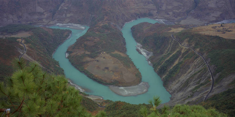 无人,横图,俯视,彩色,室外,白天,旅游,度假,美景,名胜古迹,山脉,峡谷,标志建筑,地标,建筑,中国,亚洲,遗迹,图片,古迹,文物,娱乐,建设,古建筑,云南,风景,自然,群山,享受,休闲,远景,旅游胜地,放松,摄影,地理,风光,宁静,自然风光,滩涂,古文明,东亚,云南省,中华人民共和国,西南地区,滇,怒江,怒江州,怒江傈僳族自治州,险峻,第一湾,江湾,贡山独龙族怒族自治县,贡山县,怒江第一湾,bj174