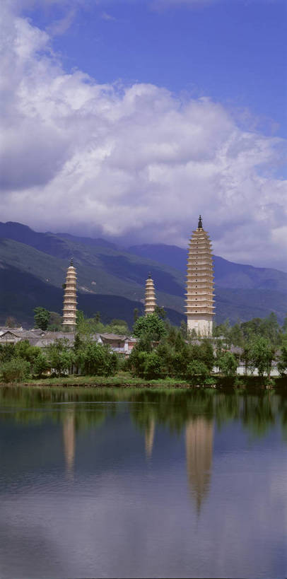 无人,公园,竖图,彩色,室外,白天,旅游,度假,湖,名胜古迹,森林,山,山脉,标志建筑,地标,建筑,大理,中国,亚洲,遗迹,图片,塔,古迹,文物,娱乐,建设,古建筑,云南,白云,倒影,风景,蓝天,天空,自然,湖水,群山,享受,休闲,远景,旅游胜地,放松,摄影,地理,园林,风光,宁静,自然风光,古文明,东亚,云南省,中华人民共和国,西南地区,崇圣寺三塔,滇,大理州,大理白族自治州,三塔寺,大理三塔,三塔,bj174