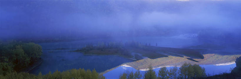 无人,横图,俯视,彩色,室外,白天,旅游,度假,湖,美景,名胜古迹,森林,树林,雾,标志建筑,地标,建筑,喀纳斯,中国,亚洲,遗迹,图片,古迹,文物,娱乐,建设,古建筑,绿色,风景,自然,湖水,享受,休闲,远景,旅游胜地,放松,摄影,地理,缭绕,风光,宁静,自然风光,古文明,东亚,纯净,喀纳斯湖,新疆,阿勒泰地区,布尔津县,伊犁,中华人民共和国,新疆维吾尔自治区,西北地区,阿勒泰,阿勒泰市,伊犁哈萨克自治州,仙境,布尔津,哈巴河,哈巴河县,喀纳斯综合自然景观保护区,新,bj174