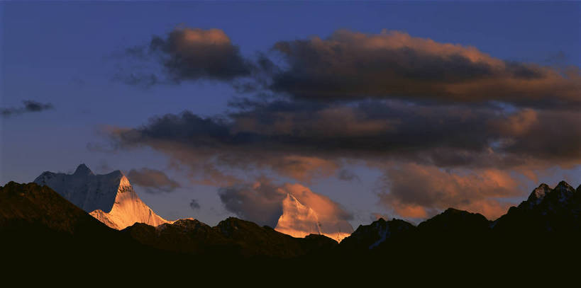 无人,横图,彩色,室外,白天,旅游,度假,美景,名胜古迹,山脉,标志建筑,地标,建筑,中国,亚洲,遗迹,光影,图片,云,古迹,文物,娱乐,建设,古建筑,风景,天空,阳光,自然,平原,群山,享受,休闲,远景,旅游胜地,放松,摄影,地理,四川省,风光,宁静,自然风光,古文明,东亚,四川,稻城,甘孜藏族自治州,中华人民共和国,西南地区,川,甘孜,甘孜州,稻城县,bj174