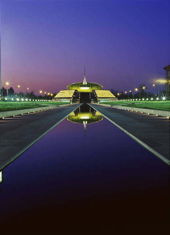 无人,公园,竖图,彩色,室外,特写,夜晚,旅游,度假,草坪,名胜古迹,标志建筑,地标,建筑,夜景,北京,中国,亚洲,遗迹,图片,水池,首都,古迹,文物,娱乐,建设,古建筑,现代建筑,风景,自然,绿地,地标建筑,享受,休闲,旅游胜地,放松,摄影,地理,风光,宁静,近景,自然风光,古文明,东亚,中华人民共和国,北京市,京,北平,华北地区,西城区,灯火辉煌,西长安街,中华世纪坛,bj174