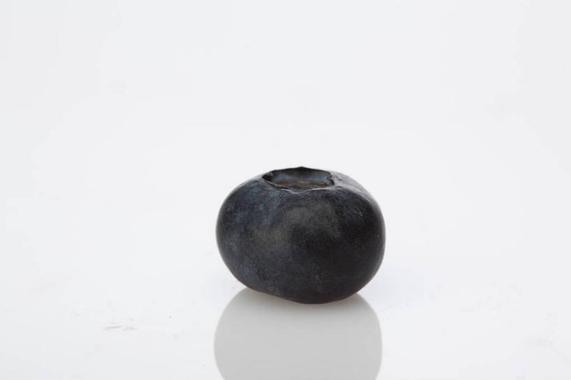 横图,彩色,室内,特写,抠图,白色背景,蓝莓,水果,中国,亚洲,完整,新鲜,光泽,图片,美味,食品,暗红,营养,食物,一个,紫色,摄影,深色,无公害,东亚,健康食品,影棚拍摄,bj174