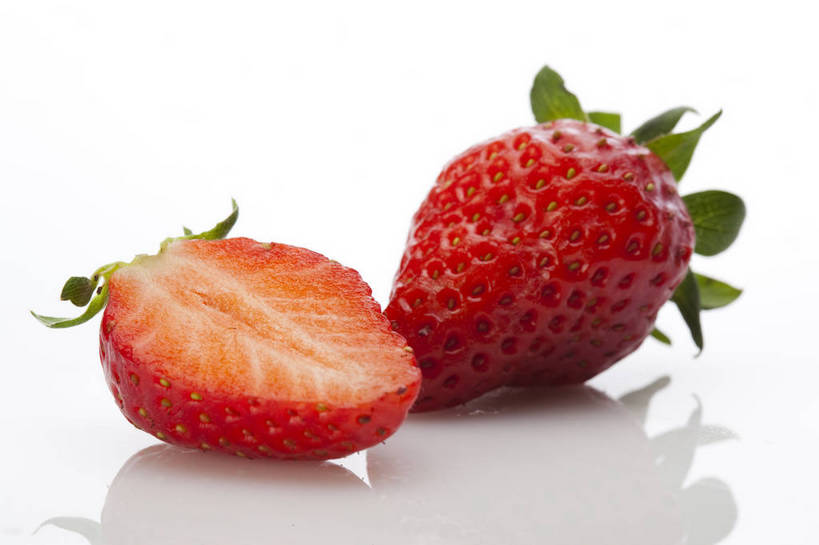 横图,彩色,室内,特写,抠图,白色背景,草莓,浆果,水果,中国,亚洲,切开,完整,新鲜,光泽,图片,美味,食品,营养,食物,红色,一半,摄影,无公害,东亚,健康食品,洋莓,水果皇后,红莓,地莓,影棚拍摄,bj174