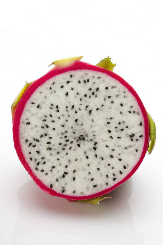 竖图,彩色,室内,特写,抠图,白色背景,水果,中国,亚洲,切开,新鲜,图片,美味,食品,内部,营养,火龙果,食物,白色,果肉,一半,摄影,表皮,无公害,瓜瓤,东亚,健康食品,影棚拍摄,红皮,bj174