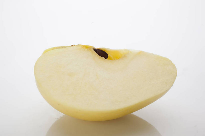 横图,彩色,室内,特写,抠图,白色背景,苹果,水果,中国,亚洲,切开,新鲜,图片,美味,食品,内部,营养,食物,黄色,果肉,一半,摄影,表皮,无公害,东亚,健康食品,黄香蕉,黄元帅,金冠苹果,金帅,影棚拍摄,bj174