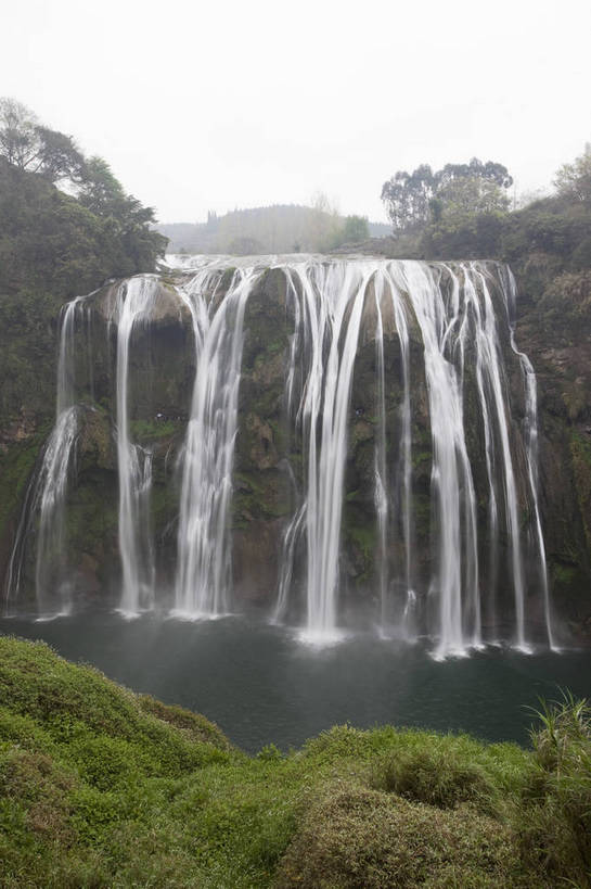无人,竖图,彩色,室外,白天,旅游,度假,美景,名胜古迹,瀑布,山,树林,水,标志建筑,地标,建筑,黄果树,中国,遗迹,图片,景观,水流,水潭,古迹,文物,娱乐,建设,古建筑,天空,自然,享受,休闲,旅游胜地,安静,放松,竖,摄影,飞流直下,风光,中国文化,自然风光,古文明,贵州,气势,旅行,bj174