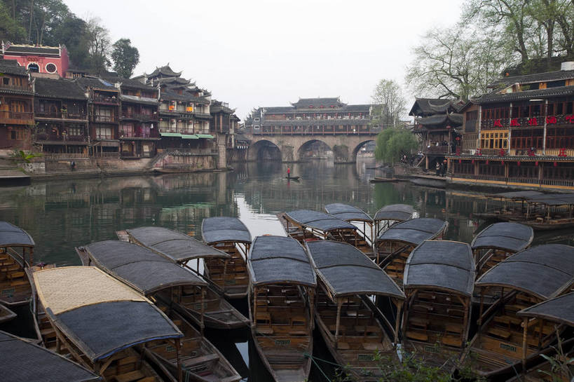 无人,横图,彩色,室外,白天,旅游,山,水,标志建筑,地标,建筑,船,中国,凤凰,图片,建筑群,木船,古典,建设,古镇,天空,村庄,旅游胜地,安静,摄影,水乡,文明,中国文化,湖南,古代文明,河,旅行,bj174