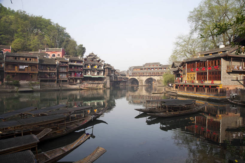 无人,横图,彩色,室外,白天,旅游,山,水,标志建筑,地标,建筑,船,中国,凤凰,图片,建筑群,木船,古典,建设,古镇,天空,村庄,旅游胜地,安静,摄影,水乡,文明,中国文化,湖南,古代文明,河,旅行,bj174