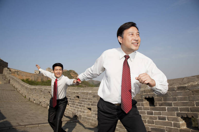 东方人,成年人,中年人,两个人,伙伴,商务人士,商务男性,跑,横图,彩色,室外,白天,侧面,衬衫,西装,旅游,度假,商务,时尚,友谊,成功,比赛,合作,团队,竞争,名胜古迹,山,山脉,树林,标志建筑,地标,建筑,长城,中国,接力,套装,正装,遗迹,传递,接力棒,图片,山峰,文化遗产,山峦,古迹,文物,娱乐,建设,现代,城墙,古建筑,天空,自然,群山,职业,享受,休闲,旅游胜地,成熟,放松,自信,摄影,古代建筑,青春,交接,山脊,同伴,商务装,工薪阶层,古文明,河北,精明,伟大,金山岭长城,金山岭,团结,友情,男人,男性,年轻男性,中年男性,亚洲人,中国人,年轻人,白领,上班族,半身,衬衣,愉快,bj174