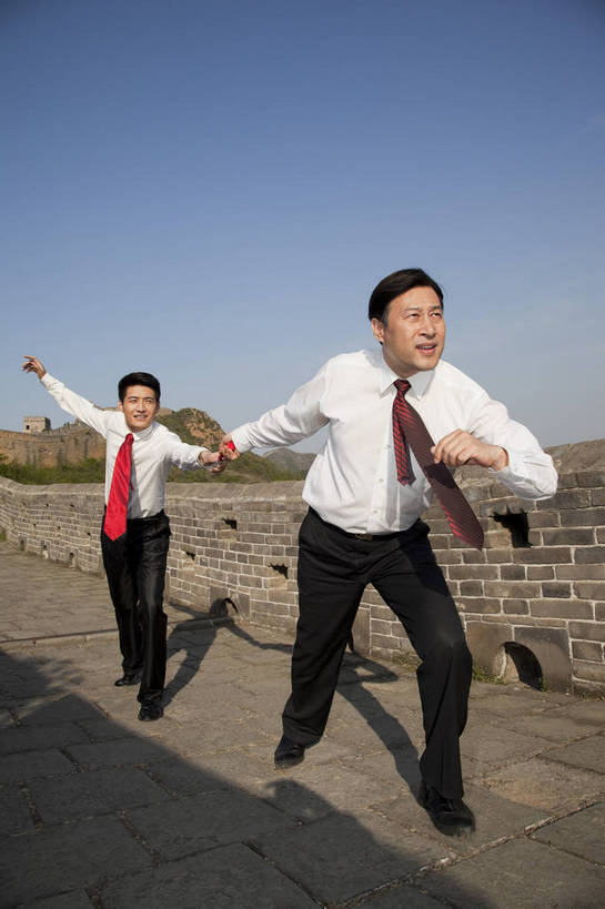 东方人,成年人,中年人,两个人,伙伴,商务人士,商务男性,跑,竖图,彩色,室外,白天,侧面,衬衫,西装,旅游,度假,商务,时尚,友谊,成功,比赛,合作,团队,竞争,名胜古迹,山,山脉,树林,标志建筑,地标,建筑,长城,中国,接力,套装,正装,遗迹,传递,接力棒,图片,山峰,文化遗产,山峦,古迹,文物,娱乐,建设,现代,城墙,古建筑,天空,自然,群山,职业,享受,休闲,旅游胜地,成熟,放松,竖,自信,摄影,古代建筑,青春,交接,山脊,同伴,商务装,工薪阶层,古文明,河北,精明,伟大,金山岭长城,金山岭,团结,友情,男人,男性,年轻男性,中年男性,亚洲人,中国人,年轻人,白领,上班族,全身,衬衣,愉快,bj174