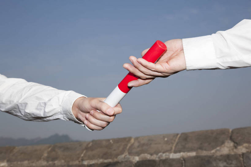 东方人,成年人,中年人,两个人,伙伴,商务人士,商务男性,跑,横图,彩色,室外,白天,侧面,衬衫,西装,旅游,度假,商务,时尚,友谊,成功,比赛,合作,团队,竞争,名胜古迹,标志建筑,地标,建筑,长城,中国,接力,套装,正装,遗迹,传递,接力棒,图片,文化遗产,古迹,文物,娱乐,建设,现代,城墙,古建筑,天空,自然,职业,享受,休闲,旅游胜地,成熟,放松,自信,摄影,古代建筑,青春,交接,同伴,商务装,工薪阶层,古文明,河北,精明,伟大,金山岭长城,金山岭,团结,友情,男人,男性,年轻男性,中年男性,亚洲人,中国人,年轻人,白领,上班族,半身,衬衣,愉快,bj174