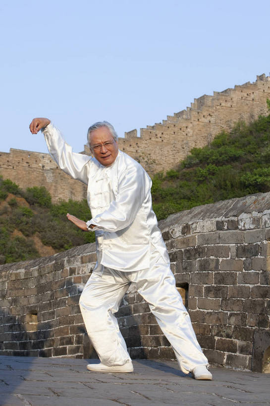 东方人,老年人,站,微笑,竖图,彩色,室外,白天,正面,锻炼,旅游,度假,时尚,运动,武术,名胜古迹,山,山脉,标志建筑,地标,建筑,长城,中国,仅一个人,遗迹,图片,山峰,文化遗产,山峦,古迹,文物,娱乐,建设,城墙,古建筑,自然,群山,仅一个老年男性,太极拳,享受,休闲,健康,旅游胜地,放松,活力,可爱,竖,摄影,古代建筑,生活方式,太极,山脊,古文明,河北,乐观,伟大,金山岭长城,金山岭,体育,老年男性,男人,男性,亚洲人,中国人,全身,健身,高兴,愉快,练功服,bj174