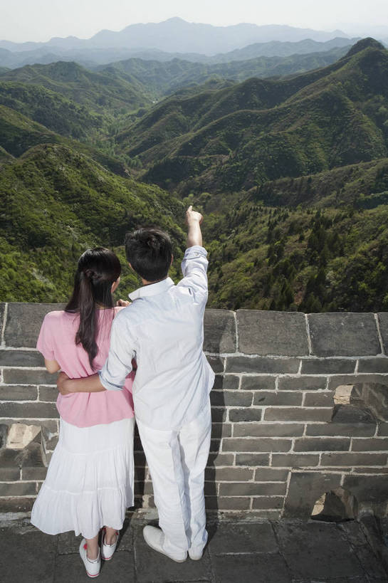 东方人,成年人,中年人,两个人,夫妻,站,微笑,竖图,彩色,室外,白天,旅游,度假,时尚,名胜古迹,山,山脉,树林,标志建筑,地标,建筑,长城,中国,遗迹,图片,山峰,文化遗产,山峦,美丽,相拥,指点,休闲装,古迹,文物,娱乐,建设,城墙,古建筑,背面,自然,群山,享受,休闲,健康,温馨,背影,旅游胜地,恩爱,放松,活力,可爱,美女,亲密,竖,摄影,古代建筑,生活方式,青春,和睦,山脊,亲情,古文明,河北,乐观,伟大,金山岭长城,金山岭,男人,年轻男性,年轻女性,女人,亚洲人,中国人,年轻人,情侣,全身,观光,游览,高兴,愉快,bj174