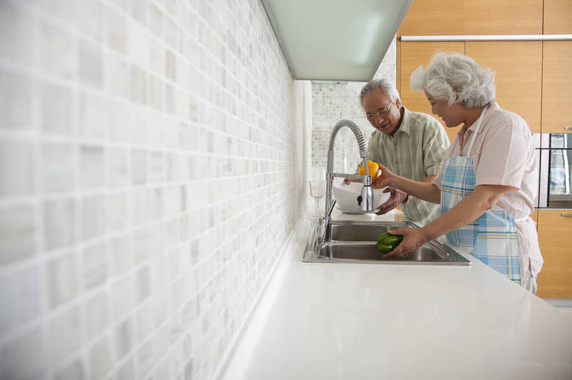 东方人,老年人,两个人,家庭,夫妻,站,微笑,横图,彩色,室内,白天,侧面,爱情,家务,时尚,幸福,厨房,房间,蔬菜,厨具,北京,中国,洗,劳动,新鲜,水龙头,图片,食品,豪华,浪漫,洗菜,食物,老人,橱柜,休闲,健康,温馨,家居,恩爱,活力,可爱,恋人,摄影,生活方式,奶奶,爷爷,和睦,亲近,亲情,家居服,居室,合家欢,工作台,外婆,外公,团圆,乐观,老年男性,老年女性,男人,男性,女人,女性,亚洲人,中国人,夫妇,情侣,全家福,半身,高兴,愉快,伴侣,奢华,bj174