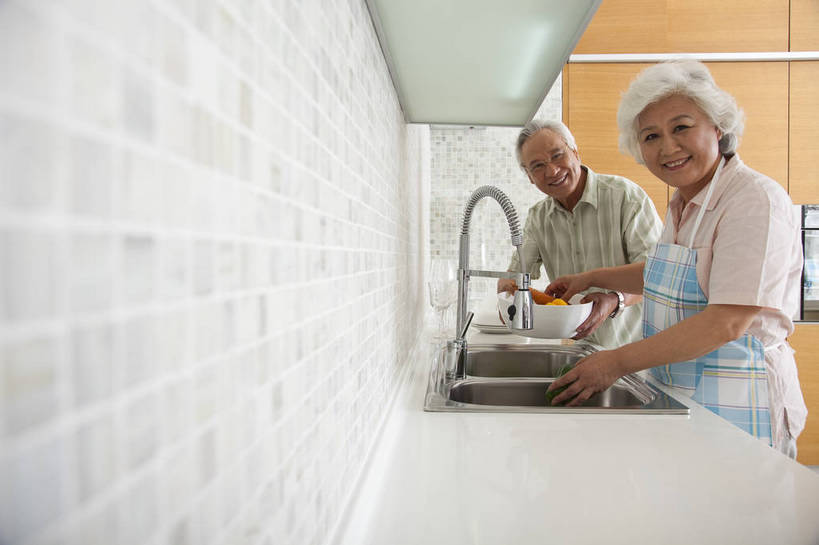 东方人,老年人,两个人,家庭,夫妻,站,微笑,横图,彩色,室内,白天,侧面,爱情,家务,时尚,幸福,厨房,房间,蔬菜,厨具,北京,中国,洗,劳动,新鲜,水龙头,图片,食品,豪华,浪漫,洗菜,食物,老人,橱柜,休闲,健康,温馨,家居,恩爱,活力,可爱,恋人,摄影,生活方式,奶奶,爷爷,和睦,亲近,亲情,家居服,居室,合家欢,工作台,外婆,外公,团圆,乐观,老年男性,老年女性,男人,男性,女人,女性,亚洲人,中国人,夫妇,情侣,全家福,半身,高兴,愉快,伴侣,奢华,bj174