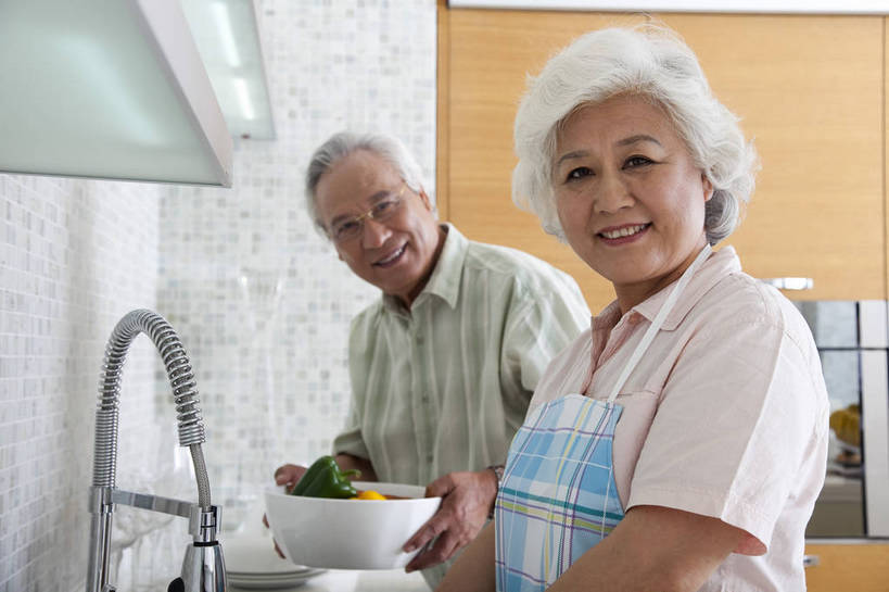 东方人,老年人,两个人,家庭,夫妻,站,微笑,横图,彩色,室内,白天,侧面,爱情,家务,时尚,幸福,厨房,房间,蔬菜,厨具,北京,中国,洗,劳动,新鲜,水龙头,图片,食品,豪华,浪漫,洗菜,食物,老人,橱柜,休闲,健康,温馨,家居,恩爱,活力,可爱,恋人,摄影,生活方式,奶奶,爷爷,和睦,亲近,亲情,家居服,居室,合家欢,工作台,外婆,外公,团圆,乐观,老年男性,老年女性,男人,男性,女人,女性,亚洲人,中国人,夫妇,情侣,全家福,半身,高兴,愉快,伴侣,奢华,bj174