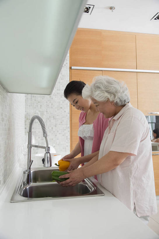东方人,中年人,老年人,两个人,家庭,站,微笑,竖图,彩色,室内,白天,侧面,家务,时尚,幸福,厨房,房间,蔬菜,厨具,北京,中国,洗,劳动,新鲜,水龙头,图片,食品,豪华,美丽,洗菜,食物,老人,橱柜,休闲,健康,温馨,母女,家居,活力,可爱,美女,竖,摄影,生活方式,优雅,和睦,亲近,亲情,家居服,居室,合家欢,工作台,团圆,乐观,老年女性,年轻女性,女人,女性,亚洲人,中国人,年轻人,全家福,半身,高兴,愉快,奢华,bj174