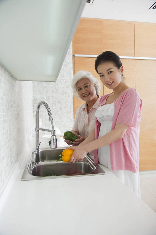 东方人,中年人,老年人,两个人,家庭,站,微笑,竖图,彩色,室内,白天,侧面,家务,时尚,幸福,厨房,房间,蔬菜,厨具,北京,中国,洗,劳动,新鲜,水龙头,图片,食品,豪华,美丽,洗菜,食物,老人,橱柜,休闲,健康,温馨,母女,家居,活力,可爱,美女,竖,摄影,生活方式,优雅,和睦,亲近,亲情,家居服,居室,合家欢,工作台,团圆,乐观,老年女性,年轻女性,女人,女性,亚洲人,中国人,年轻人,全家福,半身,高兴,愉快,奢华,bj174