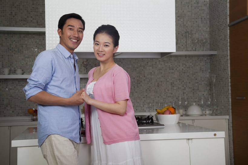 东方人,中年人,两个人,家庭,夫妻,站,微笑,横图,彩色,室内,白天,侧面,家务,时尚,幸福,厨房,房间,厨具,北京,中国,劳动,图片,豪华,美丽,橱柜,休闲,健康,温馨,家居,恩爱,活力,可爱,美女,摄影,生活方式,优雅,和睦,亲近,亲情,家居服,居室,合家欢,工作台,团圆,乐观,男人,男性,年轻男性,年轻女性,女人,女性,亚洲人,中国人,年轻人,全家福,拉手,半身,高兴,愉快,奢华,bj174