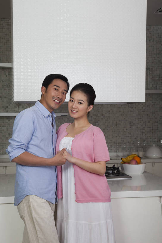 东方人,中年人,两个人,家庭,夫妻,站,微笑,竖图,彩色,室内,白天,侧面,家务,时尚,幸福,厨房,房间,厨具,北京,中国,劳动,图片,豪华,美丽,橱柜,休闲,健康,温馨,家居,恩爱,活力,可爱,美女,竖,摄影,生活方式,优雅,和睦,亲近,亲情,家居服,居室,合家欢,工作台,团圆,乐观,男人,男性,年轻男性,年轻女性,女人,女性,亚洲人,中国人,年轻人,全家福,拉手,半身,高兴,愉快,奢华,bj174