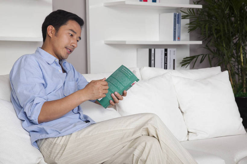 东方人,中年人,一个人,家庭,客厅,坐,微笑,横图,彩色,室内,白天,侧面,看书,时尚,阅读,幸福,房间,家具,沙发,书架,花瓶,北京,中国,图片,豪华,情趣,休息,休闲,健康,休闲服,家居,安静,活力,可爱,专注,摄影,生活方式,高雅,亲近,家居服,居室,乐观,男人,男性,年轻男性,亚洲人,中国人,年轻人,书,半身,高兴,愉快,奢华,bj174