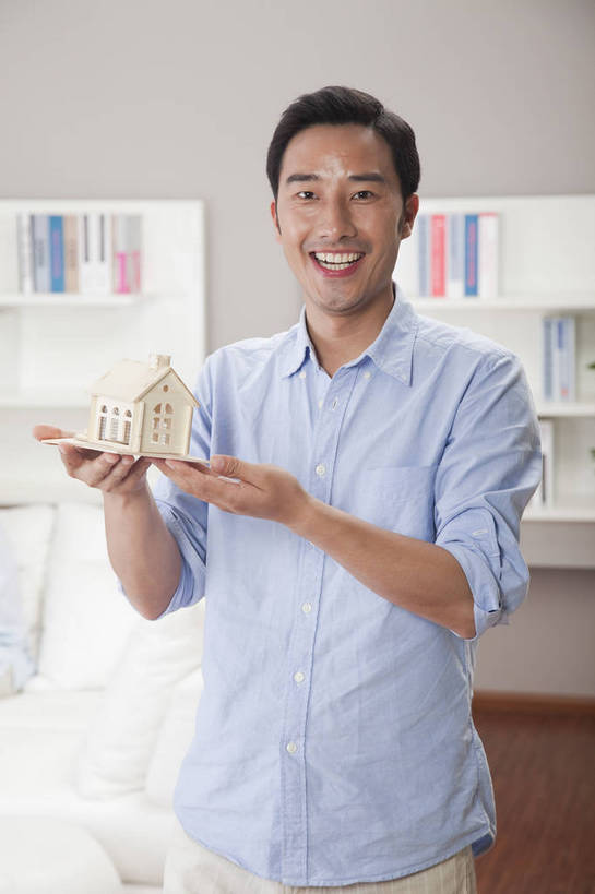 东方人,中年人,一个人,家庭,客厅,站,微笑,竖图,彩色,室内,白天,正面,时尚,幸福,房间,家具,沙发,书架,花瓶,玩具,北京,中国,图片,豪华,情趣,模型,休息,休闲,健康,休闲服,家居,安静,活力,可爱,竖,摄影,生活方式,高雅,亲近,家居服,居室,乐观,男人,男性,年轻男性,亚洲人,中国人,年轻人,书,半身,高兴,愉快,房子,奢华,bj174