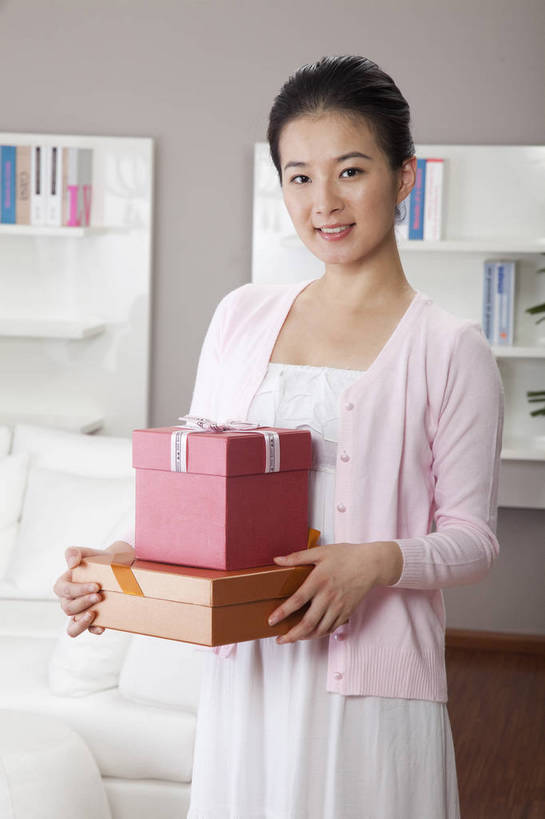 东方人,中年人,一个人,客厅,站,微笑,竖图,彩色,室内,白天,正面,时尚,房间,家具,沙发,书架,花瓶,北京,中国,仅一个人,图片,豪华,美丽,情趣,休闲,健康,温馨,休闲服,家居,安静,活力,可爱,竖,摄影,生活方式,优雅,高雅,亲近,家居服,居室,乐观,年轻女性,女人,女性,亚洲人,中国人,年轻人,书,半身,高兴,愉快,奢华,bj174