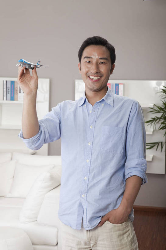 东方人,中年人,一个人,家庭,客厅,站,微笑,竖图,彩色,室内,白天,正面,时尚,幸福,房间,家具,沙发,书架,飞机,花瓶,玩具,北京,中国,图片,豪华,情趣,模型,休息,休闲,健康,休闲服,家居,安静,活力,可爱,竖,摄影,生活方式,高雅,亲近,家居服,居室,乐观,男人,男性,年轻男性,亚洲人,中国人,年轻人,书,半身,高兴,愉快,奢华,bj174
