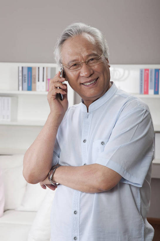 东方人,老年人,一个人,家庭,客厅,站,打电话,微笑,竖图,彩色,室内,白天,侧面,时尚,幸福,房间,家具,沙发,书架,花瓶,手机,北京,中国,图片,豪华,情趣,休息,休闲,健康,休闲服,家居,安静,活力,可爱,竖,摄影,生活方式,高雅,亲近,家居服,居室,乐观,老年男性,老年女性,男人,男性,女人,女性,亚洲人,中国人,书,沟通,半身,高兴,愉快,奢华,bj174