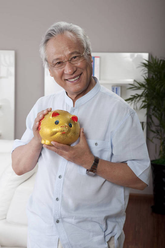 东方人,老年人,一个人,家庭,客厅,站,微笑,竖图,彩色,室内,白天,正面,时尚,幸福,房间,家具,沙发,书架,花瓶,北京,中国,图片,豪华,情趣,休息,休闲,健康,休闲服,储蓄罐,家居,安静,活力,可爱,竖,储蓄,理财,摄影,生活方式,高雅,亲近,家居服,居室,乐观,老年男性,老年女性,男人,男性,女人,女性,亚洲人,中国人,书,半身,高兴,愉快,奢华,bj174