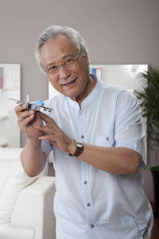 东方人,老年人,一个人,家庭,客厅,站,微笑,竖图,彩色,室内,白天,正面,时尚,幸福,房间,家具,沙发,书架,飞机,花瓶,玩具,北京,中国,图片,豪华,情趣,模型,休息,休闲,健康,休闲服,家居,安静,活力,可爱,竖,摄影,生活方式,高雅,亲近,家居服,居室,乐观,老年男性,老年女性,男人,男性,女人,女性,亚洲人,中国人,书,半身,高兴,愉快,奢华,bj174