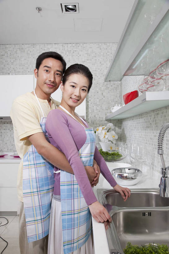 东方人,中年人,两个人,家庭,夫妻,站,微笑,竖图,彩色,室内,白天,侧面,家务,时尚,幸福,厨房,房间,蔬菜,厨具,北京,中国,劳动,新鲜,图片,围裙,食品,豪华,美丽,洗菜,食物,橱柜,休闲,健康,温馨,家居,恩爱,活力,可爱,美女,竖,摄影,生活方式,优雅,和睦,亲近,亲情,家居服,居室,合家欢,工作台,团圆,乐观,男人,男性,年轻男性,年轻女性,女人,女性,亚洲人,中国人,年轻人,全家福,半身,高兴,愉快,奢华,bj174