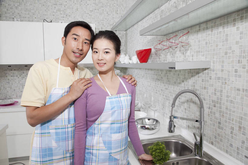 东方人,中年人,两个人,家庭,夫妻,站,微笑,横图,彩色,室内,白天,正面,家务,时尚,幸福,厨房,房间,蔬菜,厨具,北京,中国,劳动,新鲜,水龙头,图片,围裙,食品,豪华,美丽,洗菜,食物,橱柜,休闲,健康,温馨,家居,恩爱,活力,可爱,美女,摄影,生活方式,优雅,和睦,亲近,亲情,家居服,居室,合家欢,工作台,团圆,乐观,男人,男性,年轻男性,年轻女性,女人,女性,亚洲人,中国人,年轻人,全家福,半身,高兴,愉快,奢华,bj174