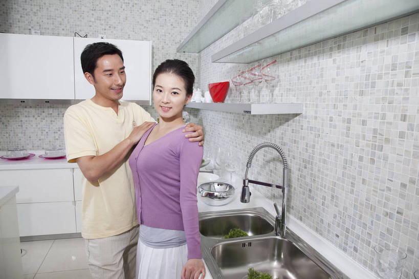东方人,中年人,两个人,家庭,夫妻,站,微笑,横图,彩色,室内,白天,侧面,家务,时尚,幸福,厨房,房间,蔬菜,厨具,北京,中国,劳动,新鲜,水龙头,图片,食品,豪华,美丽,洗菜,食物,橱柜,休闲,健康,温馨,家居,恩爱,活力,可爱,美女,摄影,生活方式,优雅,和睦,亲近,亲情,家居服,居室,合家欢,工作台,团圆,乐观,男人,男性,年轻男性,年轻女性,女人,女性,亚洲人,中国人,年轻人,全家福,半身,高兴,愉快,奢华,bj174