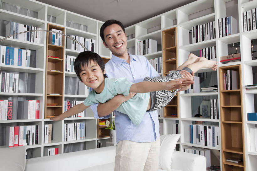 东方人,儿童,中年人,两个人,家庭,母亲,父亲,儿子,站,微笑,横图,彩色,室内,白天,侧面,时尚,幸福,房间,家具,书房,书架,北京,中国,飞翔,图片,豪华,情趣,小孩,书柜,站着,休闲,健康,温馨,父子,休闲服,家居,安静,活力,可爱,童趣,摄影,生活方式,托起,和睦,高雅,亲近,亲情,家居服,居室,团圆,乐观,天真,男孩,男人,男性,年轻男性,亚洲人,中国人,孩子,年轻人,书,站立,半身,高兴,愉快,男生,奢华,bj174
