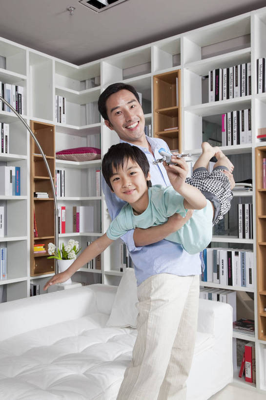 东方人,儿童,中年人,两个人,家庭,母亲,父亲,儿子,站,微笑,竖图,彩色,室内,白天,侧面,时尚,幸福,房间,家具,沙发,书房,书架,飞机,玩具,北京,中国,飞翔,图片,豪华,情趣,小孩,模型,书柜,站着,休闲,健康,温馨,父子,休闲服,家居,安静,活力,可爱,竖,童趣,摄影,生活方式,托起,和睦,高雅,亲近,亲情,家居服,居室,团圆,乐观,天真,男孩,男人,男性,年轻男性,亚洲人,中国人,孩子,年轻人,书,站立,半身,高兴,愉快,男生,奢华,bj174