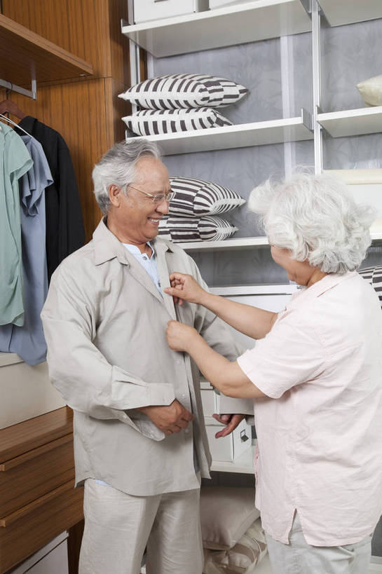 东方人,老年人,两个人,家庭,夫妻,站,微笑,竖图,彩色,室内,白天,侧面,爱情,时尚,幸福,房间,家具,卧室,衣帽间,北京,中国,图片,储物柜,豪华,浪漫,情趣,穿,物品,老人,衣柜,休闲,健康,温馨,休闲服,家居,安静,恩爱,活力,可爱,亲密,竖,恋人,摄影,生活方式,奶奶,爷爷,储物架,衣物,和睦,高雅,亲近,亲情,家居服,居室,合家欢,外婆,外公,团圆,乐观,老年男性,老年女性,男人,男性,女人,女性,亚洲人,中国人,夫妇,情侣,全家福,半身,高兴,愉快,伴侣,奢华,bj174