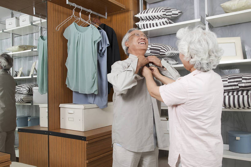 东方人,老年人,两个人,家庭,夫妻,站,微笑,横图,彩色,室内,白天,侧面,爱情,时尚,幸福,房间,家具,卧室,衣帽间,北京,中国,图片,储物柜,豪华,浪漫,情趣,穿,物品,老人,衣柜,休闲,健康,温馨,休闲服,家居,安静,恩爱,活力,可爱,亲密,恋人,摄影,生活方式,奶奶,爷爷,储物架,衣物,和睦,高雅,亲近,亲情,家居服,居室,合家欢,外婆,外公,团圆,乐观,老年男性,老年女性,男人,男性,女人,女性,亚洲人,中国人,夫妇,情侣,全家福,半身,高兴,愉快,伴侣,奢华,bj174