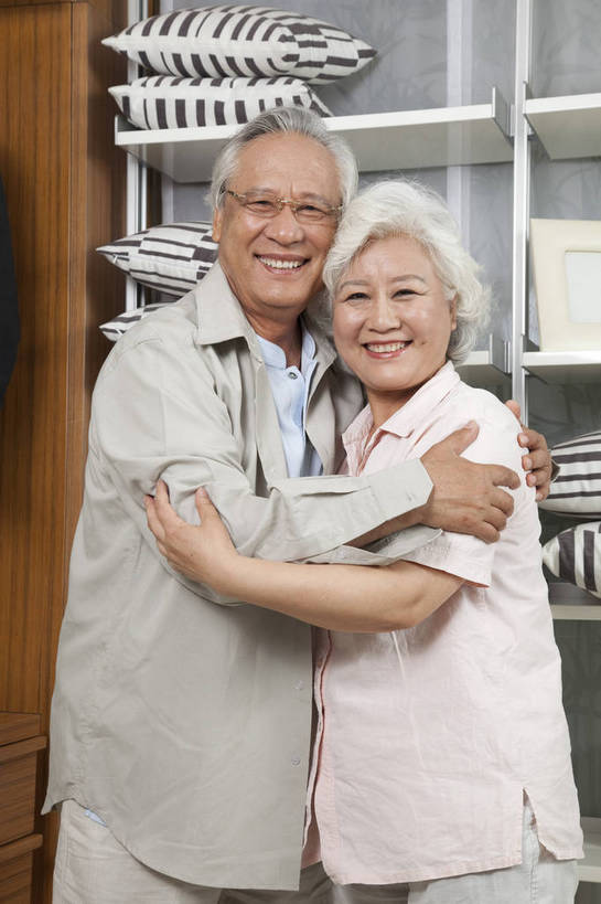 东方人,老年人,两个人,家庭,夫妻,站,微笑,竖图,彩色,室内,白天,正面,爱情,时尚,幸福,房间,家具,卧室,衣帽间,北京,中国,图片,储物柜,豪华,浪漫,情趣,穿,物品,老人,衣柜,休闲,健康,温馨,休闲服,家居,安静,恩爱,活力,可爱,亲密,竖,恋人,摄影,生活方式,奶奶,爷爷,储物架,衣物,和睦,高雅,亲近,亲情,家居服,居室,合家欢,外婆,外公,团圆,乐观,老年男性,老年女性,男人,男性,女人,女性,亚洲人,中国人,夫妇,情侣,全家福,半身,高兴,愉快,伴侣,奢华,bj174