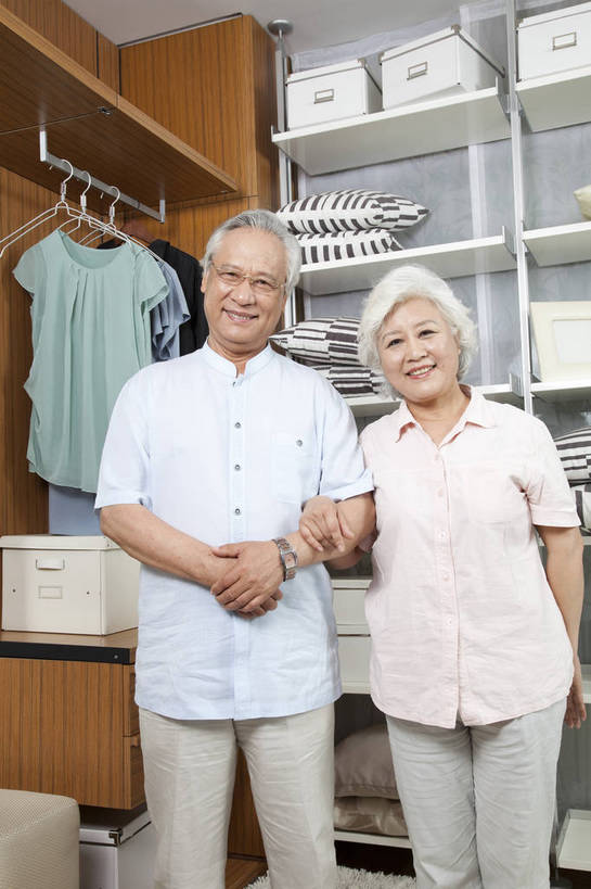东方人,老年人,两个人,家庭,夫妻,站,微笑,竖图,彩色,室内,白天,正面,爱情,时尚,幸福,房间,家具,卧室,衣帽间,北京,中国,图片,储物柜,豪华,浪漫,情趣,物品,老人,衣柜,休闲,健康,温馨,休闲服,家居,安静,恩爱,活力,可爱,亲密,竖,恋人,摄影,生活方式,奶奶,爷爷,储物架,衣物,和睦,高雅,亲近,亲情,家居服,居室,合家欢,外婆,外公,团圆,乐观,老年男性,老年女性,男人,男性,女人,女性,亚洲人,中国人,夫妇,情侣,全家福,半身,高兴,愉快,伴侣,奢华,bj174