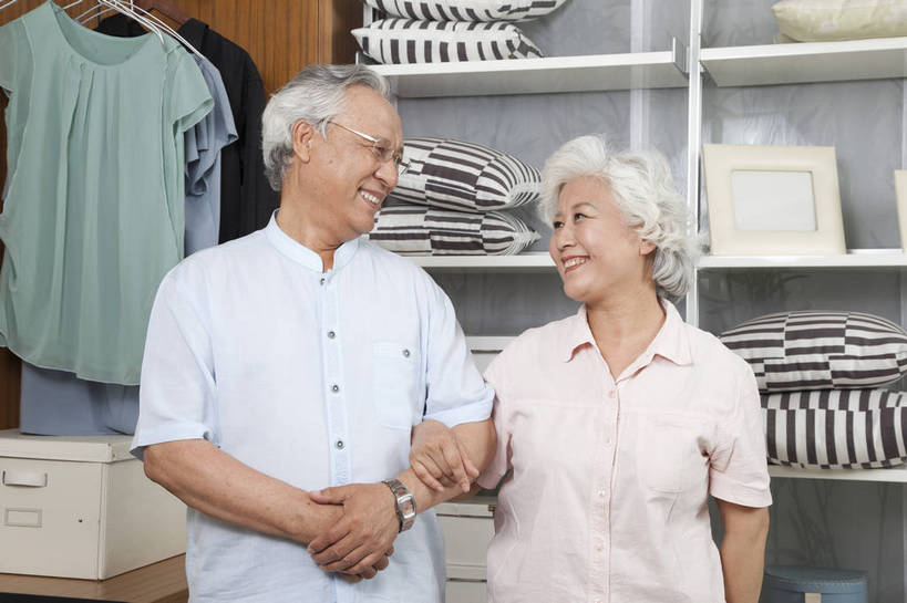 东方人,老年人,两个人,家庭,夫妻,站,微笑,横图,彩色,室内,白天,正面,爱情,时尚,幸福,房间,家具,卧室,衣帽间,北京,中国,图片,储物柜,豪华,浪漫,情趣,物品,老人,衣柜,休闲,健康,温馨,休闲服,家居,安静,恩爱,活力,可爱,亲密,恋人,摄影,生活方式,奶奶,爷爷,储物架,衣物,和睦,高雅,亲近,亲情,家居服,居室,合家欢,外婆,外公,团圆,乐观,老年男性,老年女性,男人,男性,女人,女性,亚洲人,中国人,夫妇,情侣,全家福,半身,高兴,愉快,伴侣,奢华,bj174