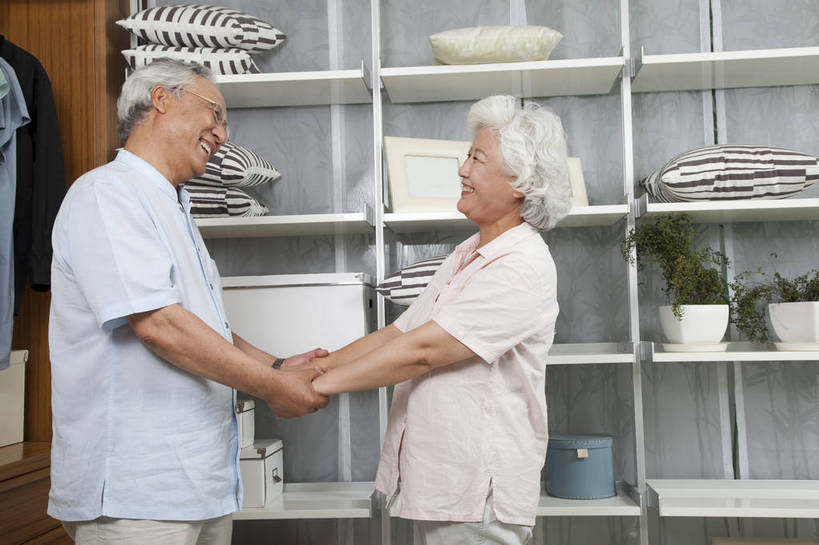 东方人,老年人,两个人,家庭,夫妻,站,微笑,横图,彩色,室内,白天,侧面,爱情,时尚,幸福,房间,家具,卧室,衣帽间,北京,中国,图片,储物柜,豪华,浪漫,情趣,物品,老人,衣柜,休闲,健康,温馨,休闲服,家居,安静,恩爱,活力,可爱,亲密,恋人,摄影,生活方式,奶奶,爷爷,储物架,衣物,和睦,高雅,亲近,亲情,家居服,居室,合家欢,外婆,外公,团圆,乐观,老年男性,老年女性,男人,男性,女人,女性,亚洲人,中国人,夫妇,情侣,全家福,半身,高兴,愉快,伴侣,奢华,bj174