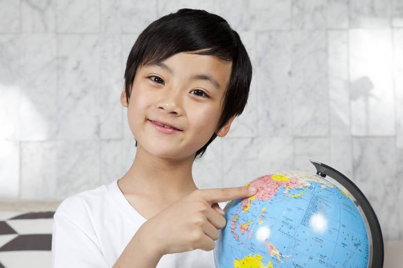 东方人,儿童,一个人,餐厅,站,坐,微笑,横图,彩色,室内,白天,正面,时尚,纯洁,房间,北京,中国,仅一个人,地球仪,图片,地球,豪华,情趣,小孩,站着,休闲,健康,温馨,休闲服,家居,安静,活力,可爱,童年,童趣,摄影,生活方式,高雅,居室,简洁,童真,烂漫,无邪,乐观,天真,男孩,男人,男性,亚洲人,中国人,孩子,站立,半身,高兴,愉快,男生,奢华,bj174