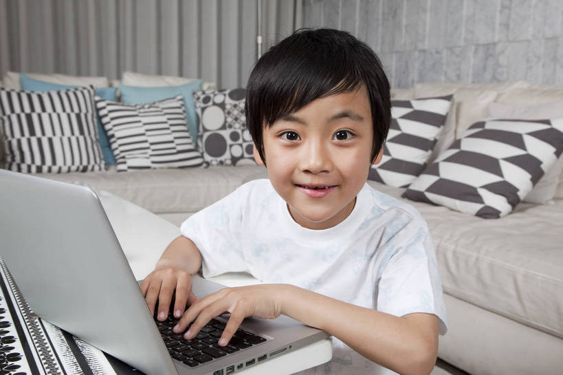 东方人,儿童,一个人,餐厅,站,坐,微笑,横图,彩色,室内,白天,侧面,时尚,纯洁,笔记本电脑,房间,北京,中国,仅一个人,图片,豪华,情趣,小孩,站着,休闲,健康,温馨,休闲服,家居,安静,活力,可爱,童年,童趣,摄影,生活方式,高雅,居室,简洁,童真,烂漫,无邪,乐观,上网,天真,男孩,男人,男性,亚洲人,中国人,孩子,站立,半身,高兴,愉快,男生,奢华,bj174